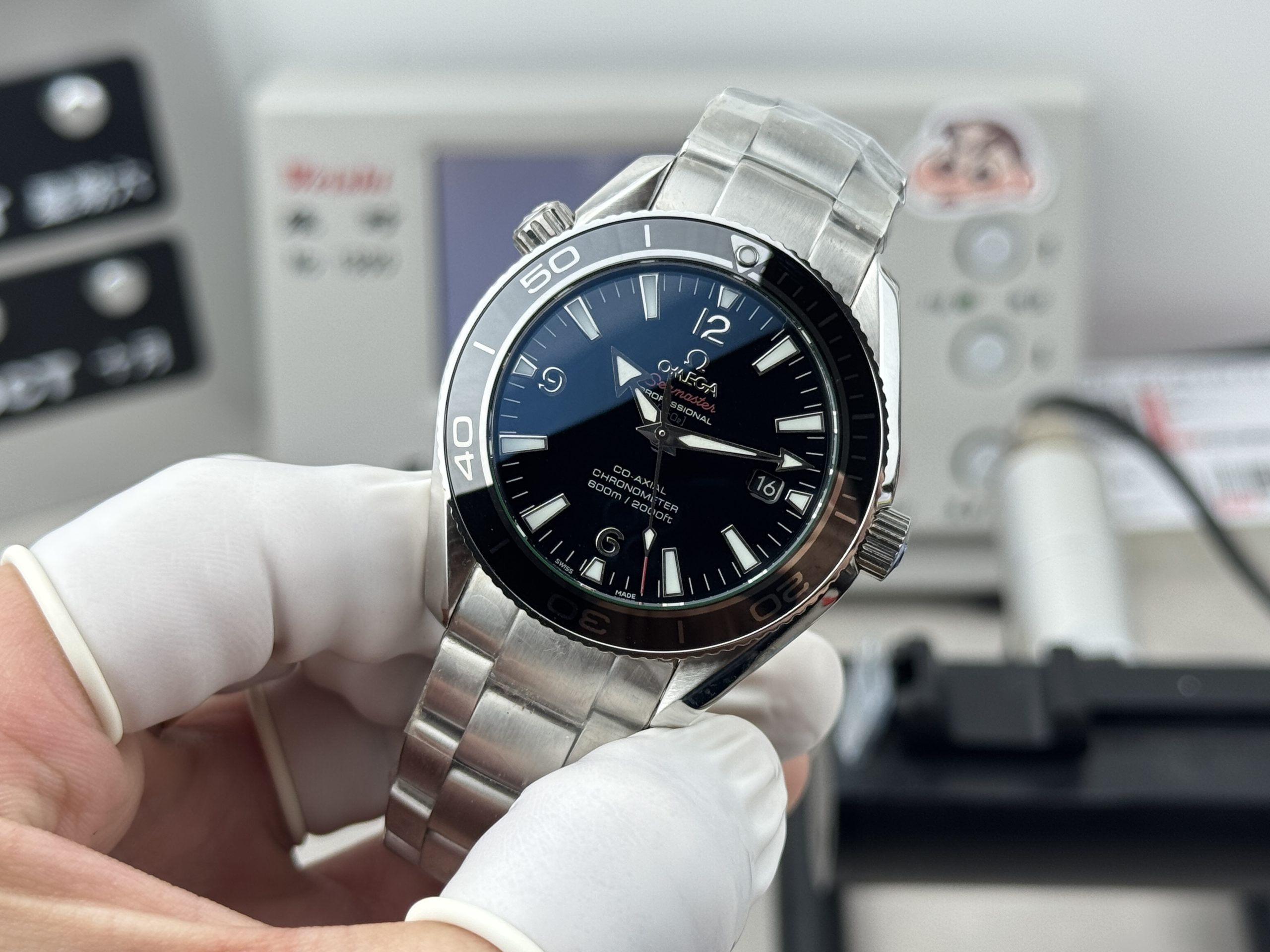 600 metres of depth rating printed on the clone Omega Seamaster Planet Ocean dial