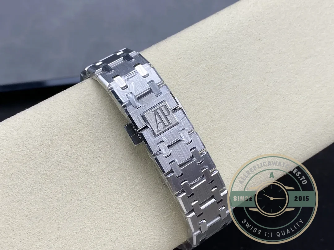 Replica Audemars Piguet Royal Oak Blue Dial 67651IP.ZZ.1261IP.01 33mm - High-Grade Replica Watch