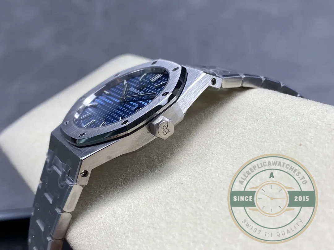 Replica Audemars Piguet Royal Oak Blue Dial 67651IP.ZZ.1261IP.01 33mm - 1:1 Swiss Replica Watch