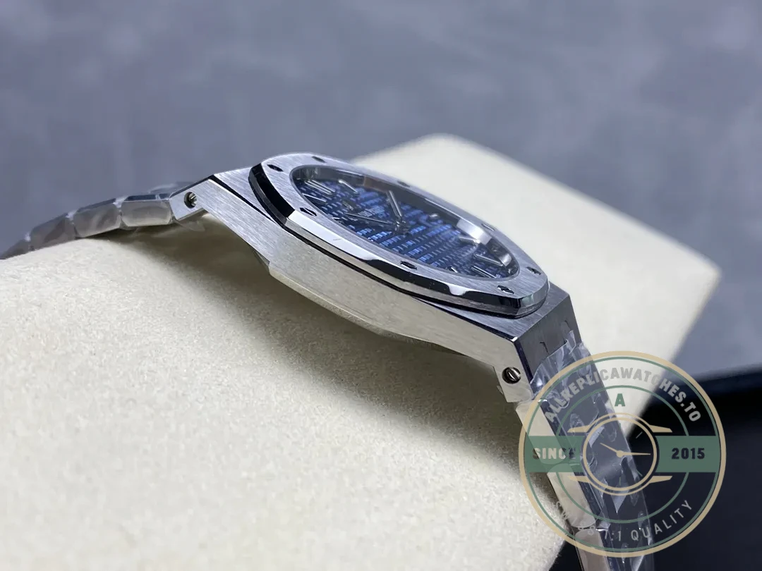 Replica Audemars Piguet Royal Oak Blue Dial 67651IP.ZZ.1261IP.01 33mm - Affordable Super Clone Watch