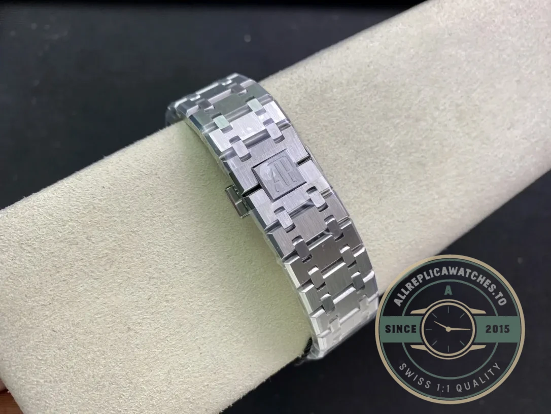 Replica Audemars Piguet Royal Oak Black Dial 15400ST.OO.1220ST.04 - Swiss Movement Replica Watch