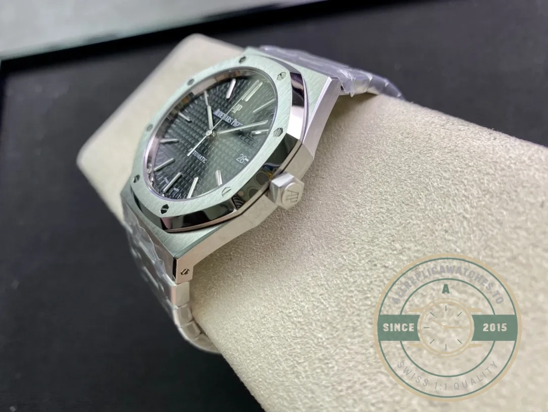 Replica Audemars Piguet Royal Oak Black Dial 15400ST.OO.1220ST.04 - Affordable Super Clone Watch
