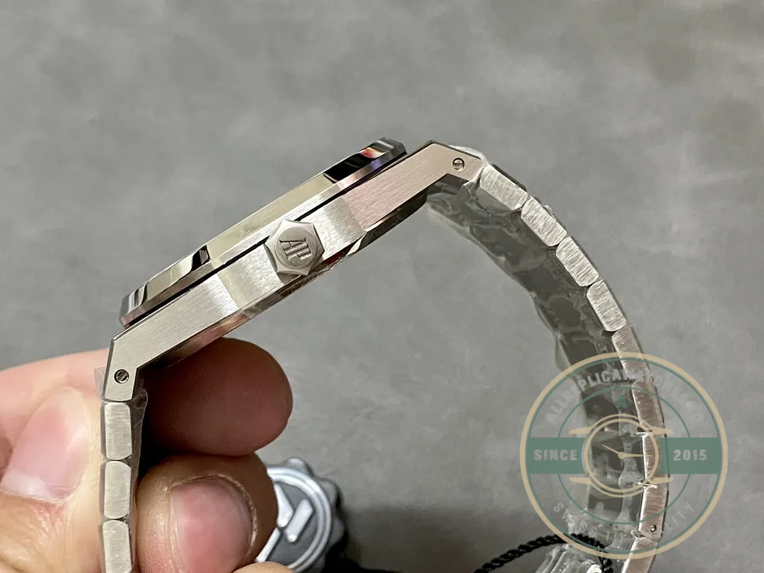 Replica Audemars Piguet Royal Oak White Dial 15400ST.OO.1220ST.02 - Swiss Movement Replica Watch