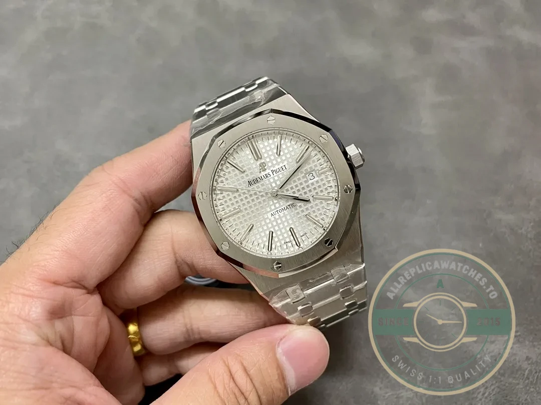 Replica Audemars Piguet Royal Oak White Dial 15400ST.OO.1220ST.02 - High-Grade Replica Watch
