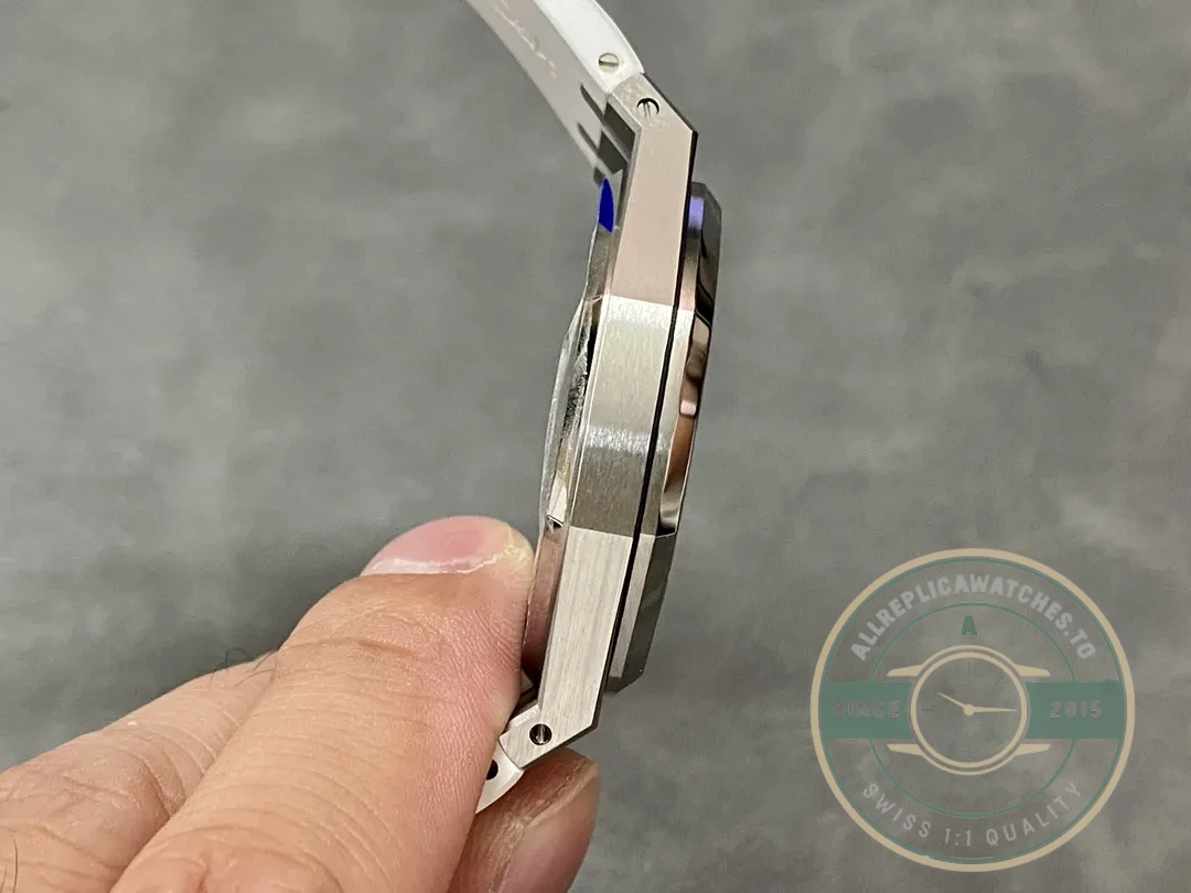 Replica Audemars Piguet Royal Oak White Rubber 15400ST.OO.1220ST.02 - Swiss Movement Replica Watch