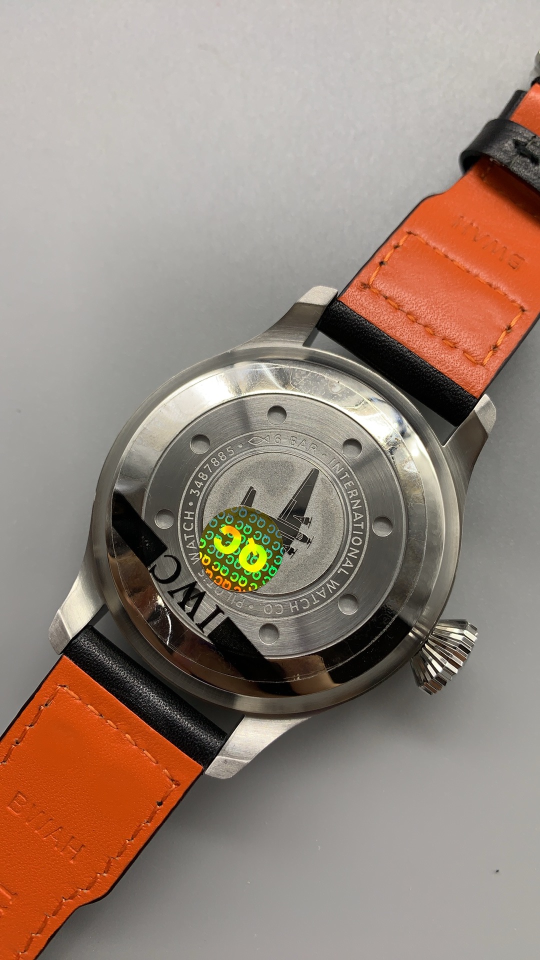 Power reserve display on the dial, scaled across the seven-day platform