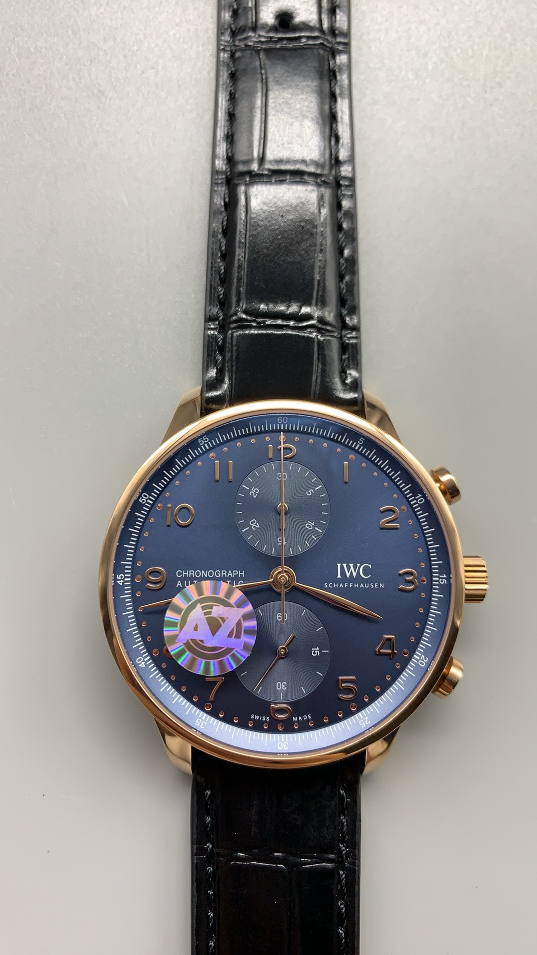 Blued steel leaf hands hold their contrast against the silver-white dial