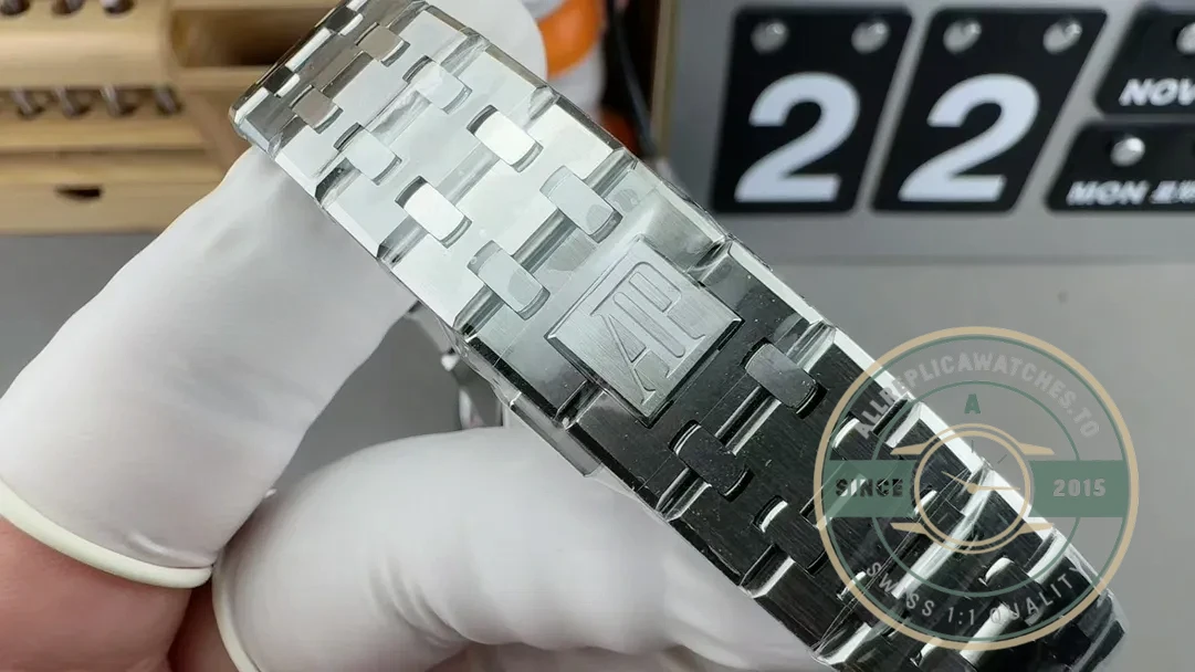 Superclone Audemars Piguet Royal Oak series 15451ST.ZZ.D011CR.01 37mm - Top-Tier Swiss Replica Watch