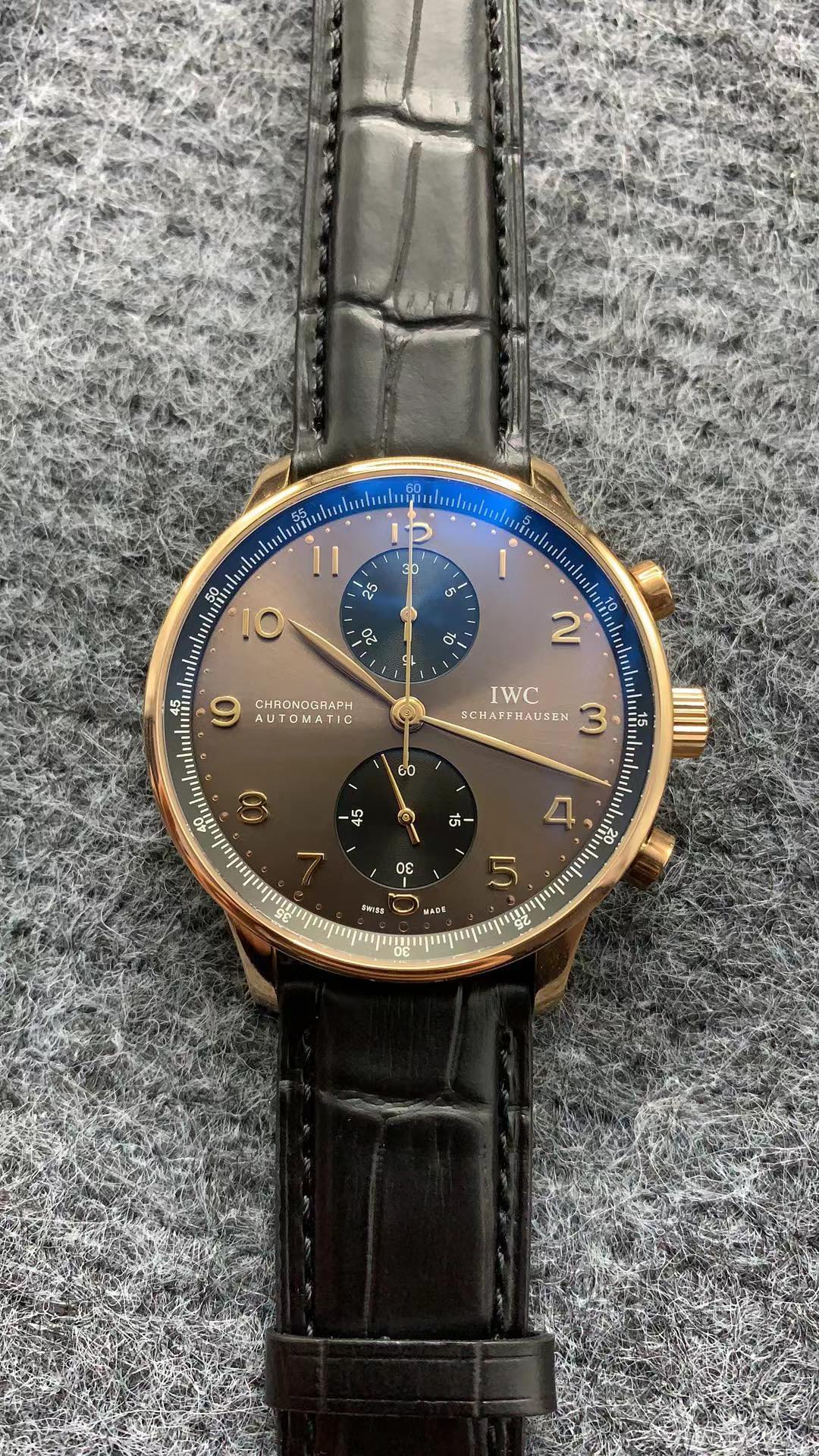 Sunburst finishing swings the dial between navy and a lighter blue by angle