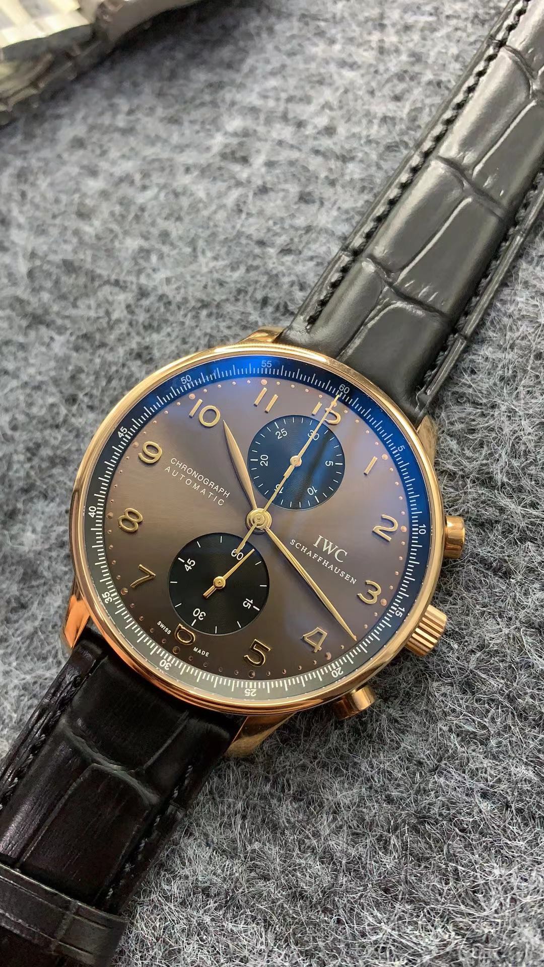 Narrow bezel and slim lugs let the dial dominate the 41mm steel case