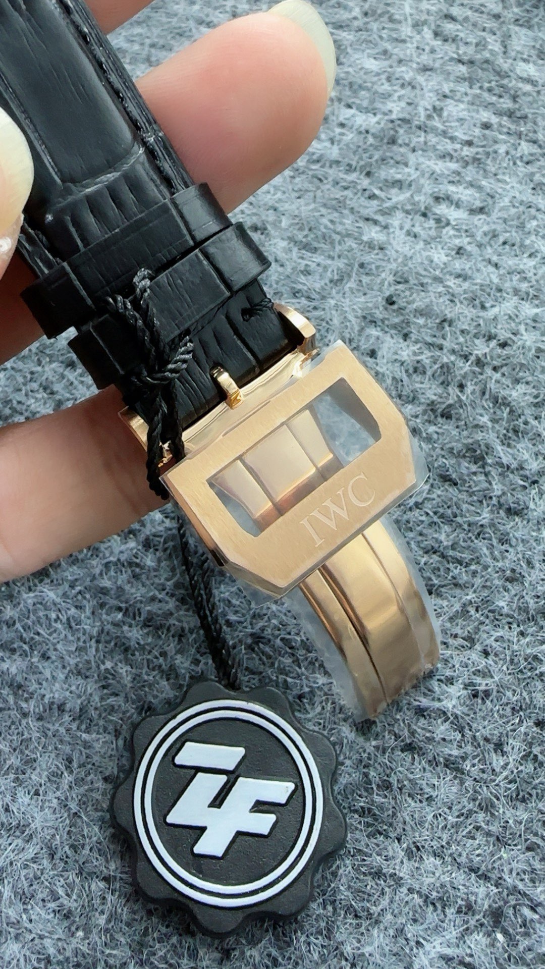 The chronograph seconds hand should return to twelve without a bounce