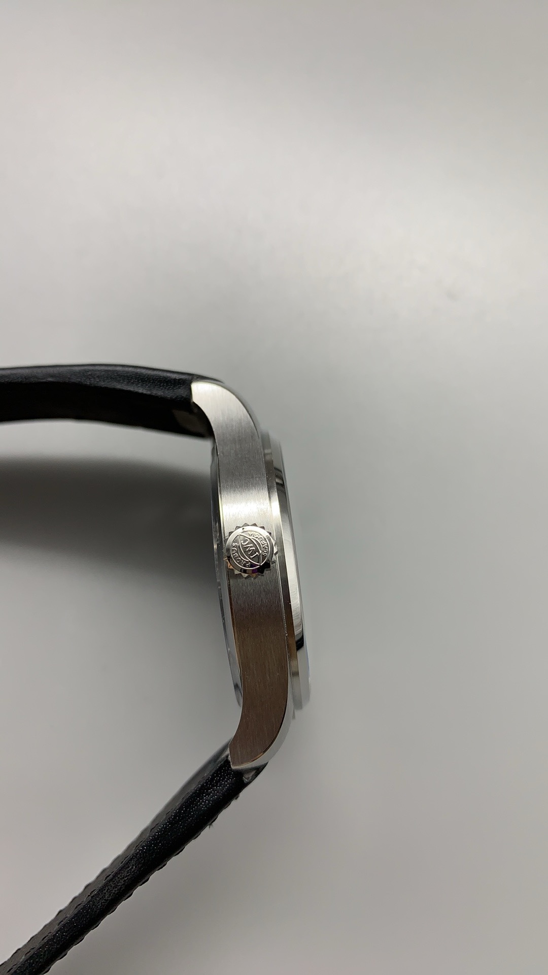 Black calfskin strap tapering from twenty to eighteen millimetres, Mark XX replica