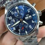 Steel case of the legacy chronograph generation, lug geometry unchanged