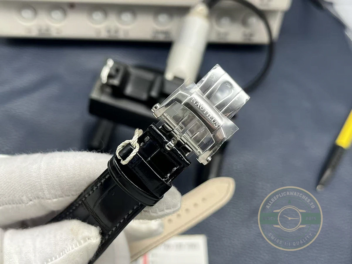 Replica Nautilus 5712G-001 Patek Philippe Moon phases. 40 mm, White gold