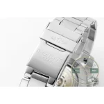 Engraved minute scale on the steel bezel ring between the 15, 30 and 45 rider tabs