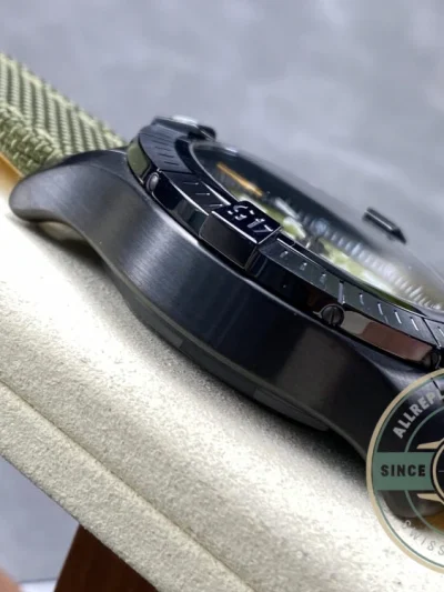 Replica Breitling Avenger Green Leather 45mm V13317101L1X1 - High-Grade Replica Watch