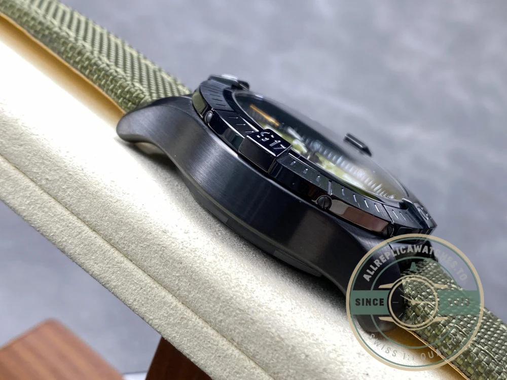 Replica Breitling Avenger Green Leather 45mm V13317101L1X1 - High-Grade Replica Watch
