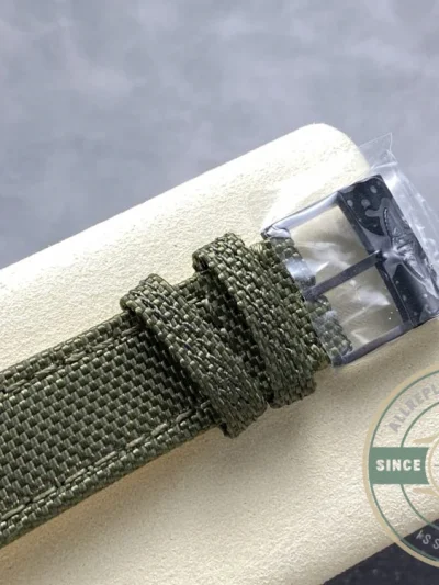 Replica Breitling Avenger Green Leather 45mm V13317101L1X1 - High-Grade Replica Watch