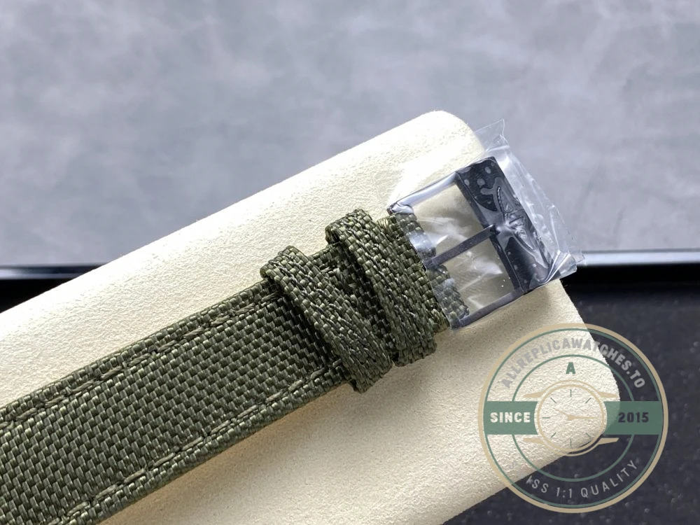 Replica Breitling Avenger Green Leather 45mm V13317101L1X1 - High-Grade Replica Watch