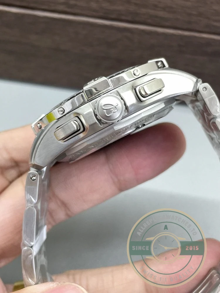 Replica Breitling Avenger Stainless Steel 44 mm AB01821A1B1A1 - Budget Luxury Replica Watch