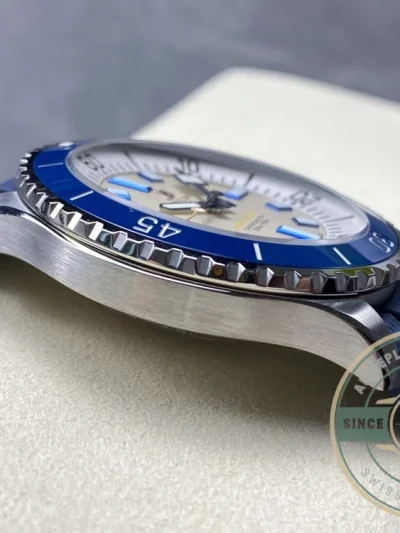 Replica Breitling Superocean Silver Rubber 42 mm A17375E71G1S1 - Affordable Luxury Replica Timepiece