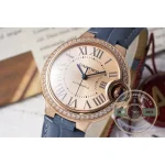 Sapphire glass, scratch-resistant, sealing the blue dial of this 33mm Ballon Bleu