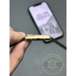Edge on, the yellow metal thins down to read as a single flat bar