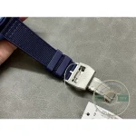 Water resistance of 60 metres, with bi-directional winding feeding the chronograph