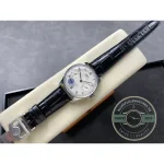 Small seconds at nine, power reserve at three: horizontal symmetry on the dial
