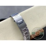 Stainless steel case, slim bezel, dial filling nearly the whole 42.4mm span