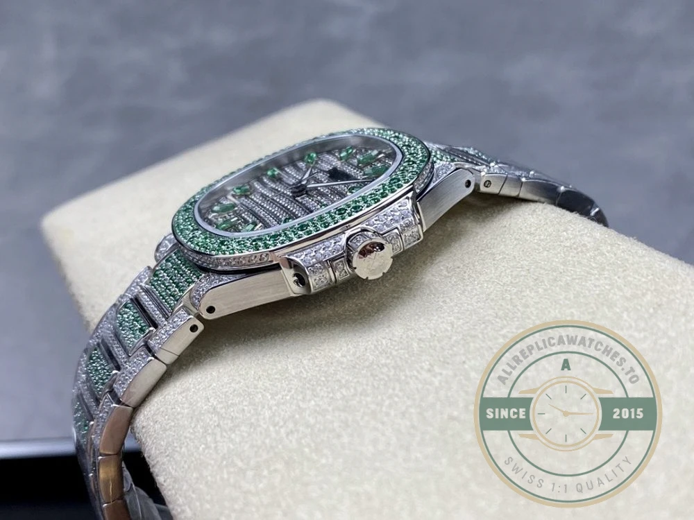 Replica Nautilus 7118/1453G-003 Patek Philippe “Ladies Automatic” 35.2 mm, Green Diamonds - Swiss Movement Replica Watch