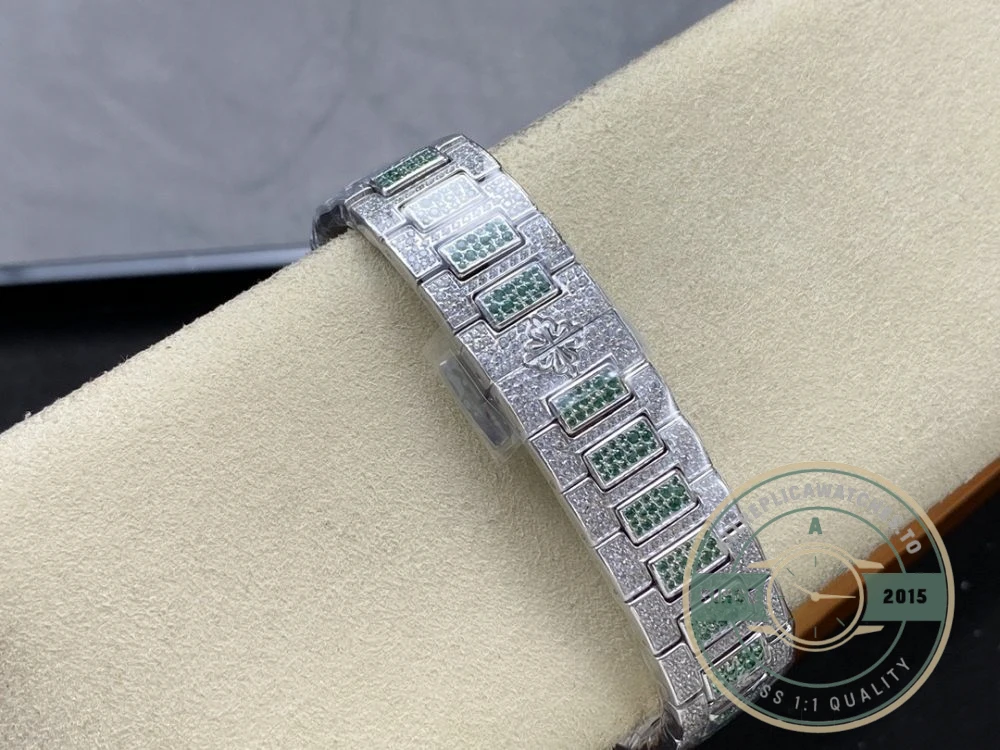 Replica Nautilus 7118/1453G-003 Patek Philippe “Ladies Automatic” 35.2 mm, Green Diamonds - High-Grade Replica Watch