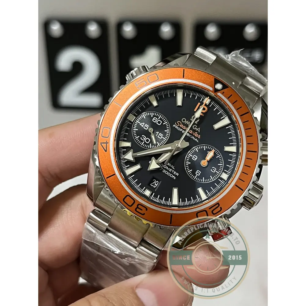 Solid screw-down caseback on the superclone Omega Seamaster 600M, no display window