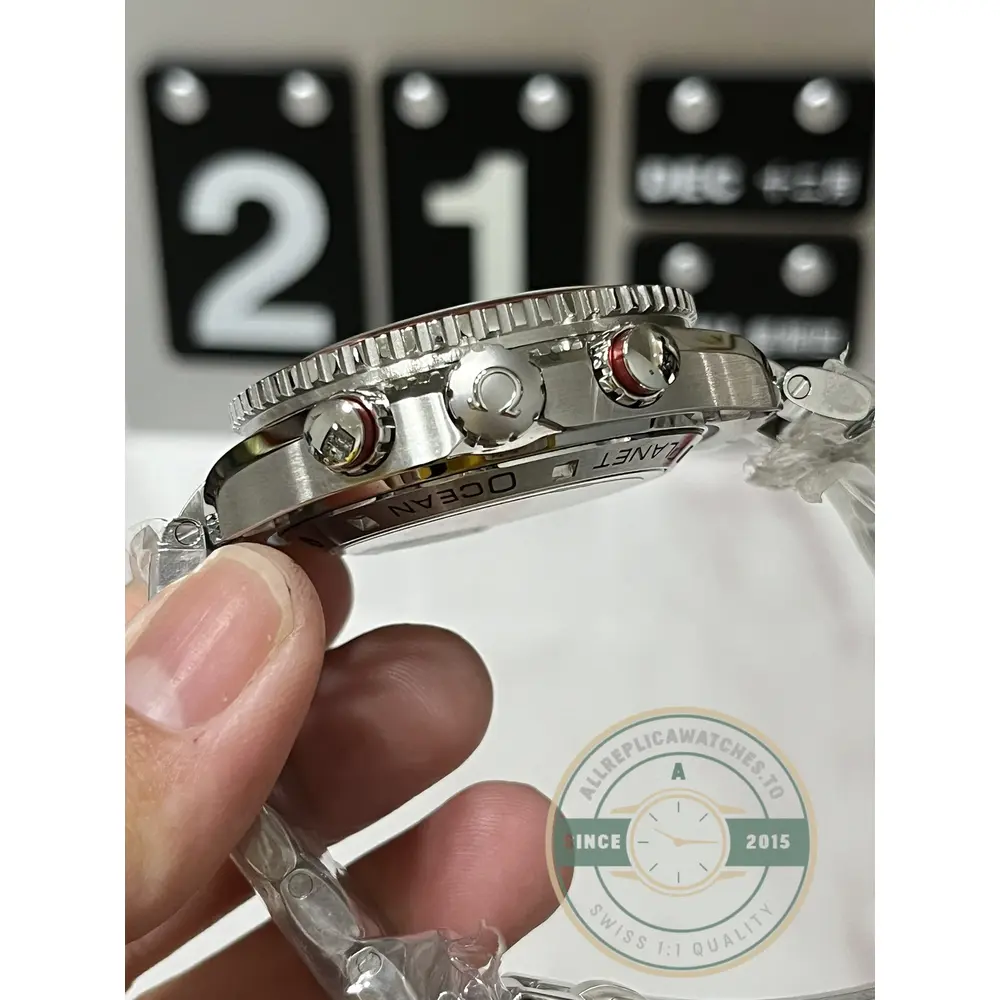 Sub-registers at 3 and 9 balancing the dial of this superclone Omega Seamaster 600M