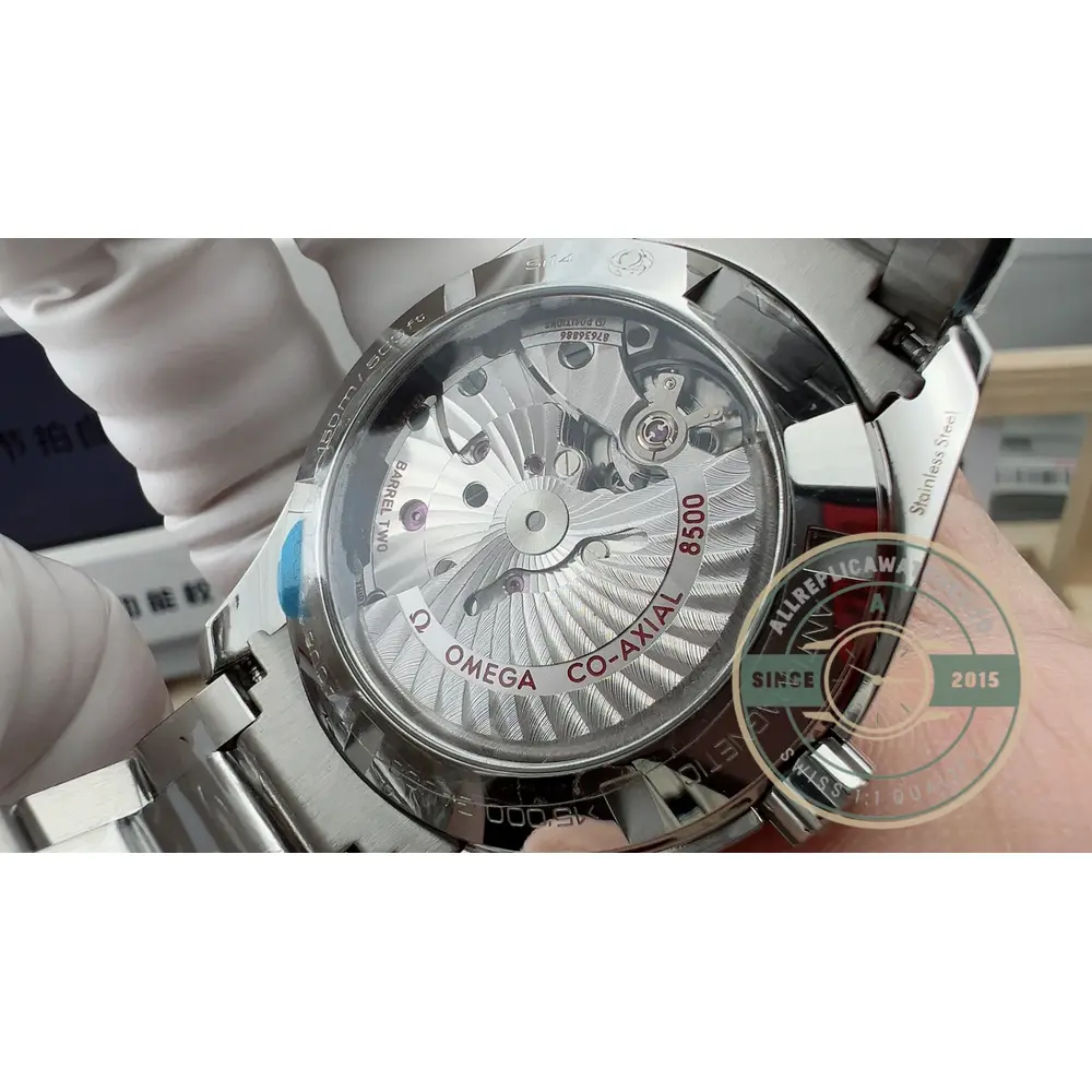 Sapphire crystal with an anti-reflective coating on the compact Aqua Terra superclone