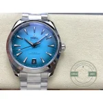 Applied rhodium-plated hands and indices sharpening legibility on the turquoise superclone dial