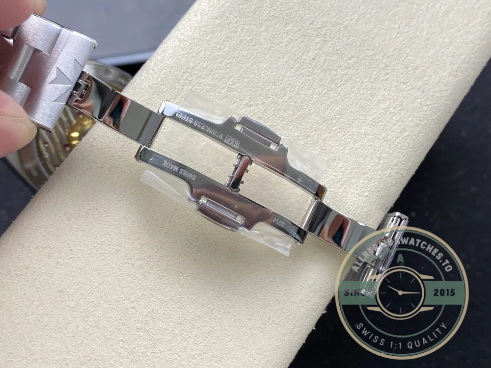 Replica Vacheron Constantin Overseas Series 4000V, White Dial 41mm - Swiss Movement Replica Watch