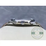 Date aperture at 3 o'clock beside the applied batons of the steel Cubitus 5821 with emerald green dial