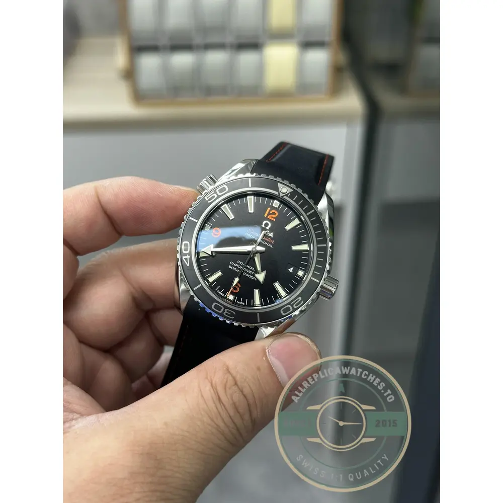 Anti-reflective sapphire over the date window at three, replica Omega Planet Ocean 42mm