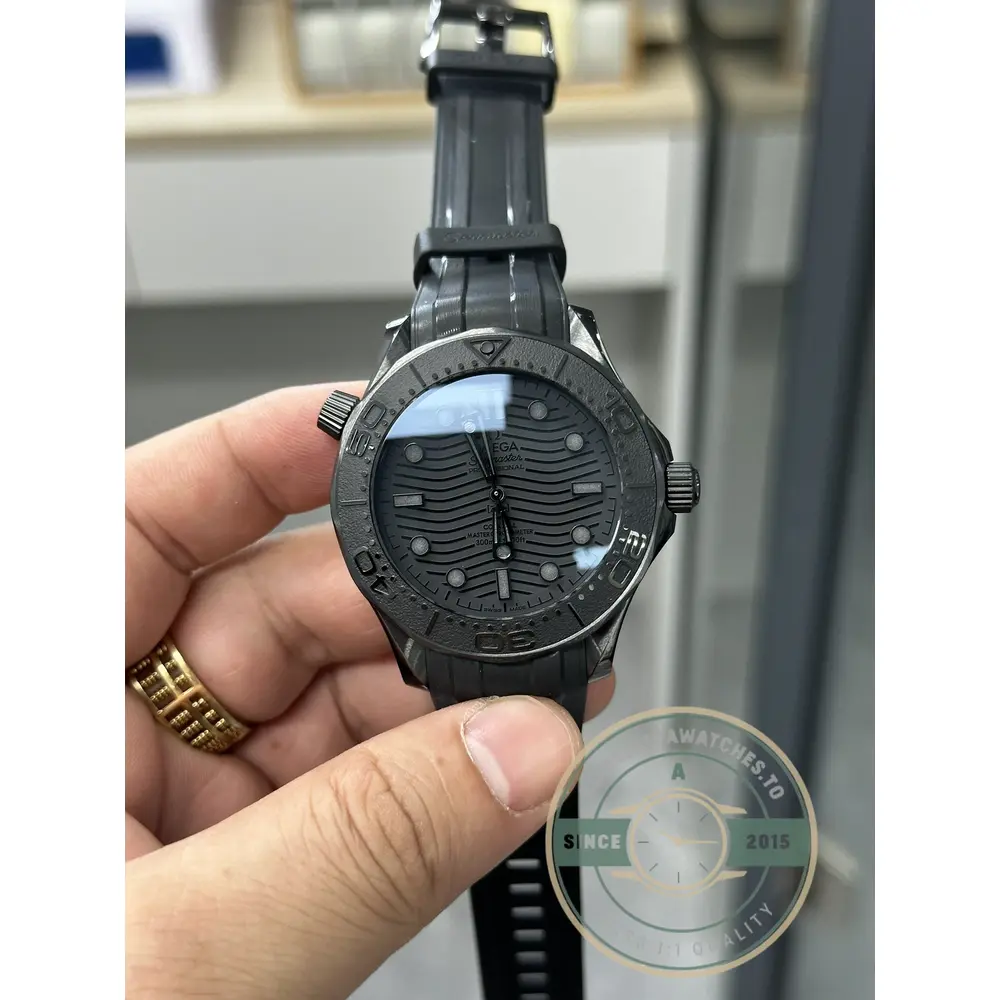 Date aperture and 300-metre rating on this steel Seamaster superclone