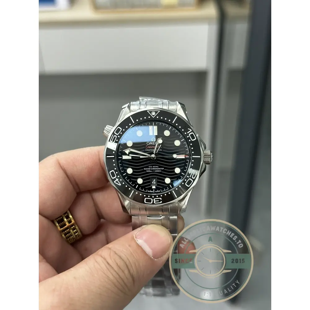 Laser-engraved wave pattern across the black ceramic dial, Diver 300M superclone