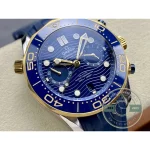 Two-tone deployant buckle closing the blue rubber strap, clone Omega Seamaster Diver 300M