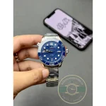 Painted blue dial with applied luminous indices, previous-generation Diver clone