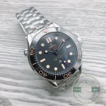 Domed sapphire with anti-reflective treatment over the Bond-edition clone dial