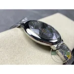 Scratch-resistant sapphire, a fixed polished bezel and 30 metres of resistance