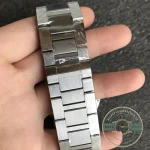 Bracelet in the palm, flat links alternating brushed tops and bright edges