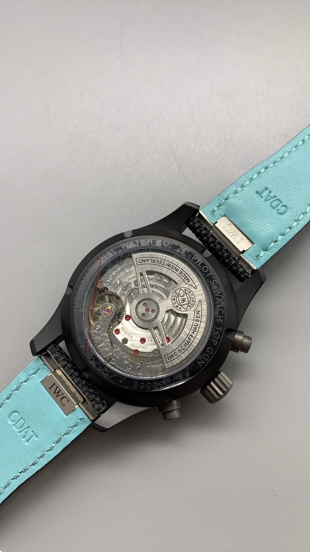 Column-wheel automatic chronograph, pushers reachable without leaving the wrist