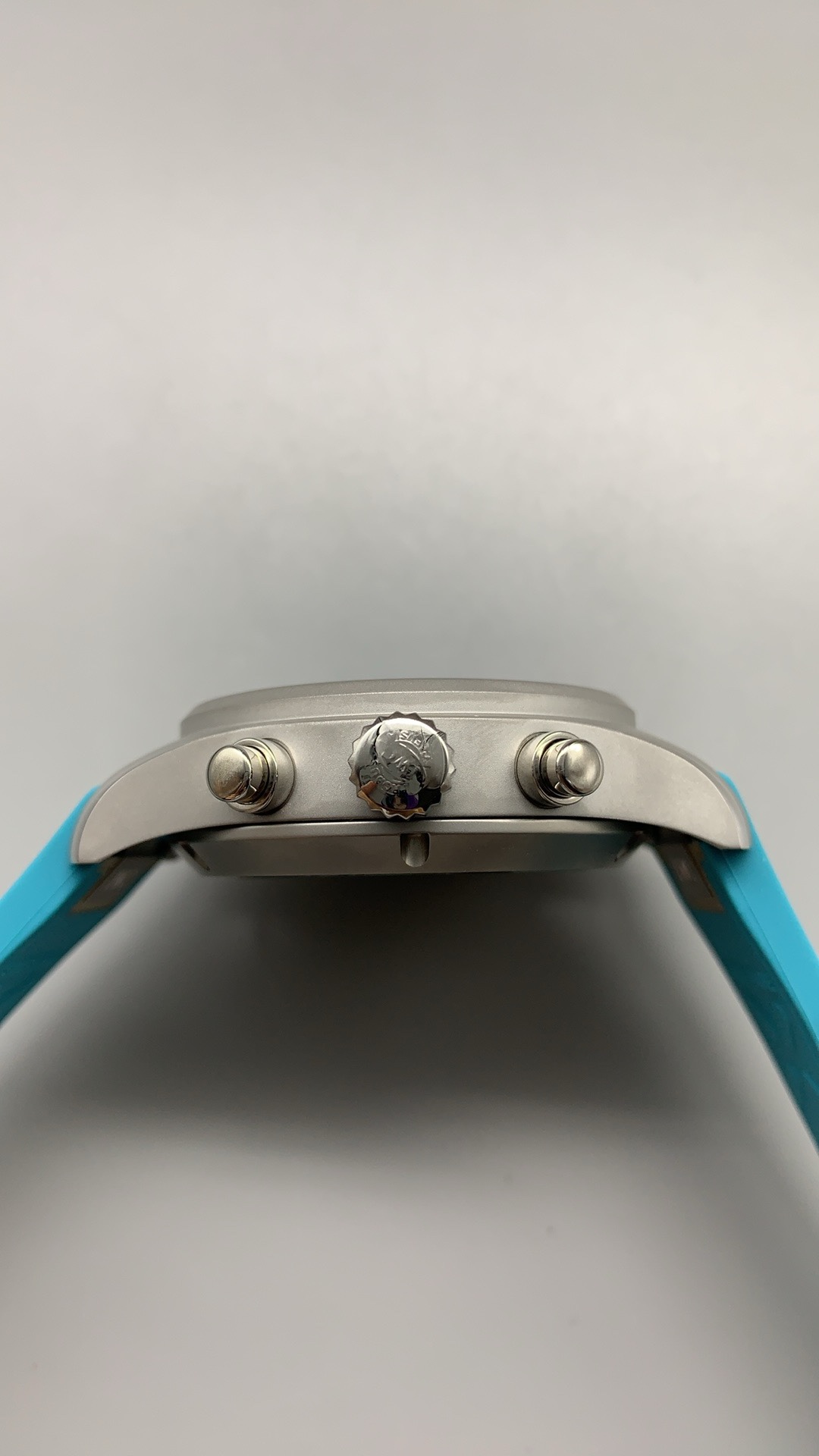 Integrated lugs wrapping the wrist closely across the 41-millimetre case