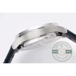 Two-tone dial treatment setting this apart from the plain seven-day dials