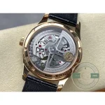 No power reserve, no second subdial, no calendar: hours, minutes, seconds